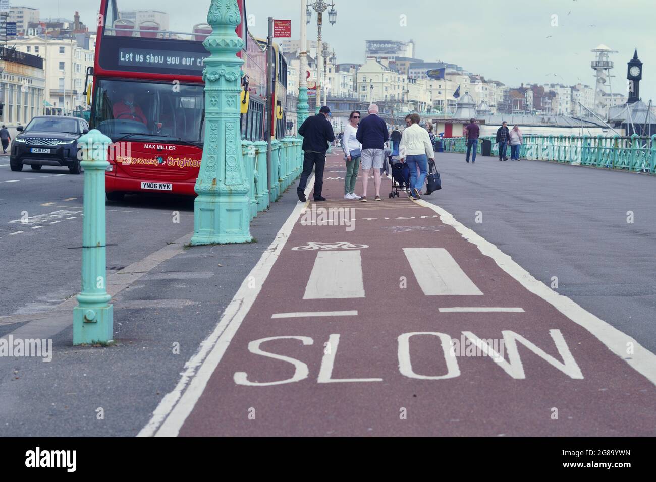 Farbenfrohe Doppeldecker-Reisebusse warten an den Bushaltestellen, um Passagiere für ihre Fahrten entlang der Küste von Brighton nach Eastbourne abzuholen Stockfoto