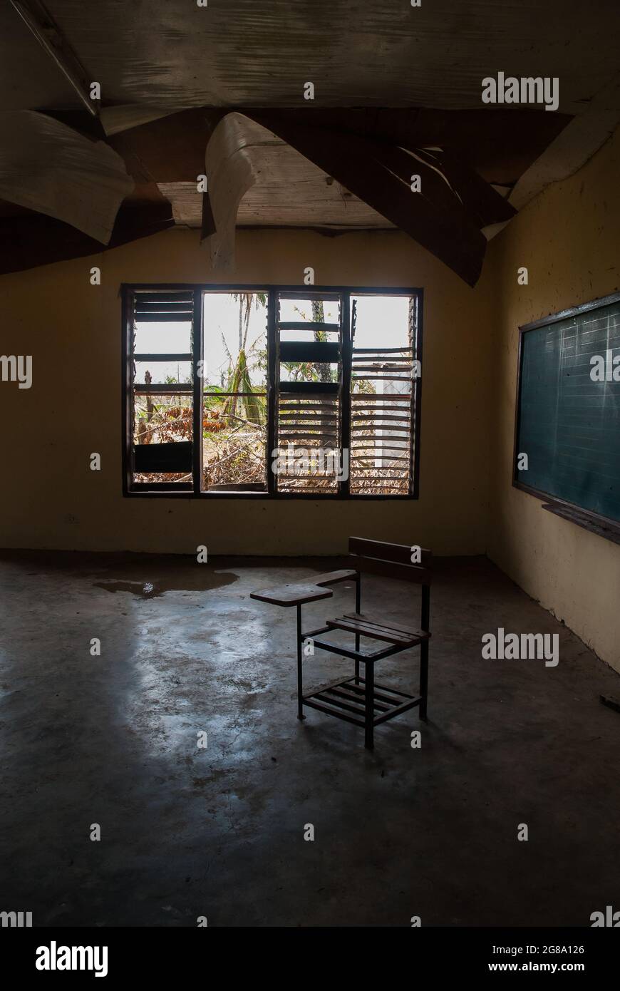 Die Schule wurde nach dem Taifun verlassen Stockfoto