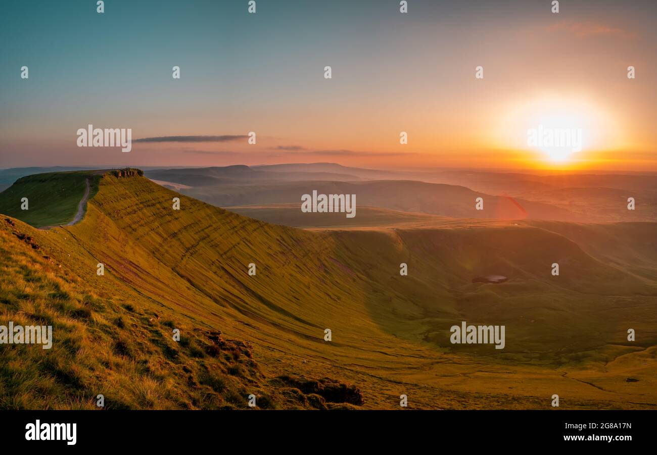 Atemberaubender Blick auf den Sonnenuntergang auf den Pen y Fan Corn du South wales brecon Becons Stockfoto