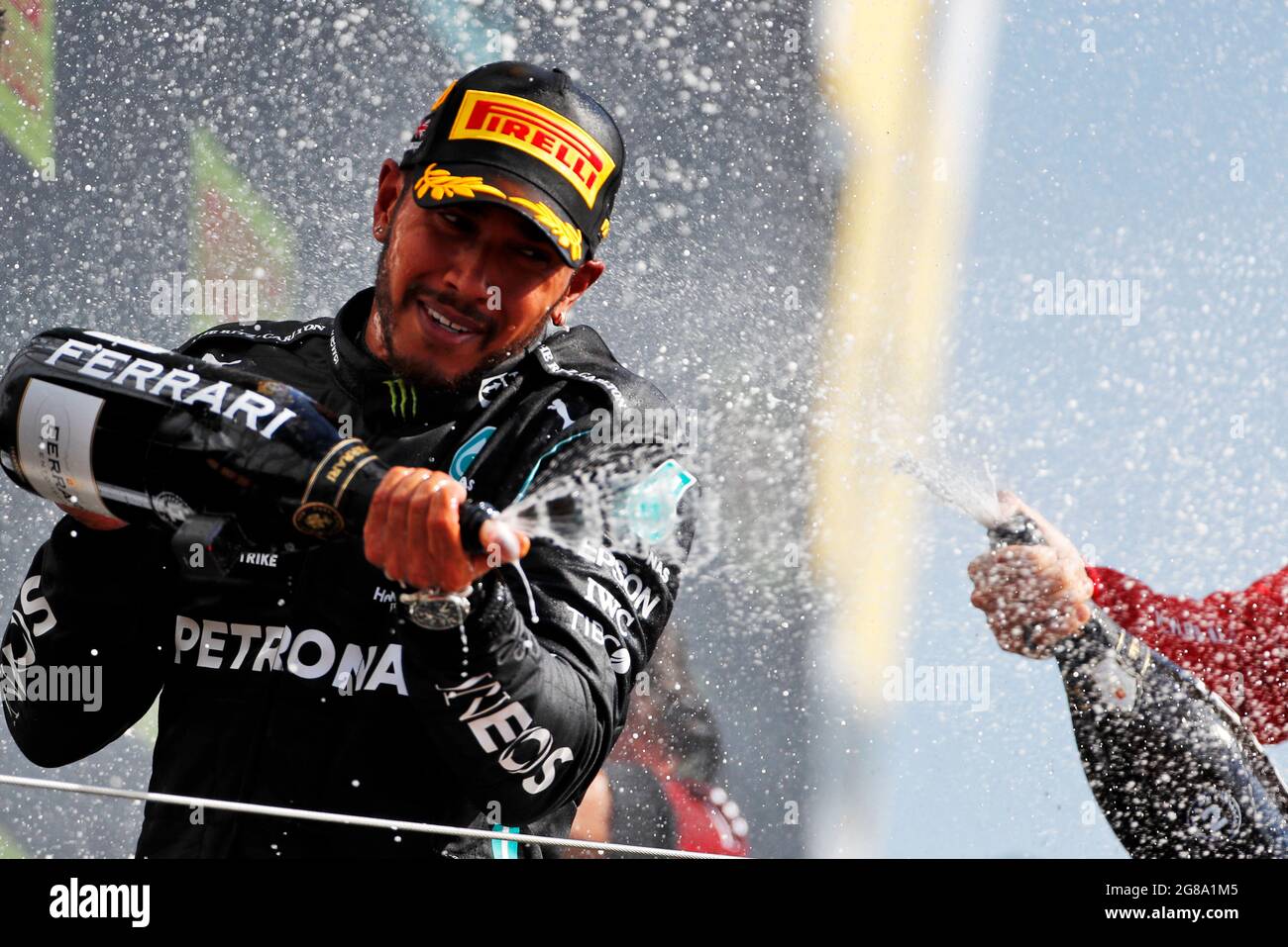 Silverstone, Großbritannien. Juli 2021. Rennsieger Lewis Hamilton (GBR) Mercedes AMG F1 feiert auf dem Podium. Großer Preis von Großbritannien, Sonntag, 18. Juli 2021. Silverstone, England. Quelle: James Moy/Alamy Live News Stockfoto