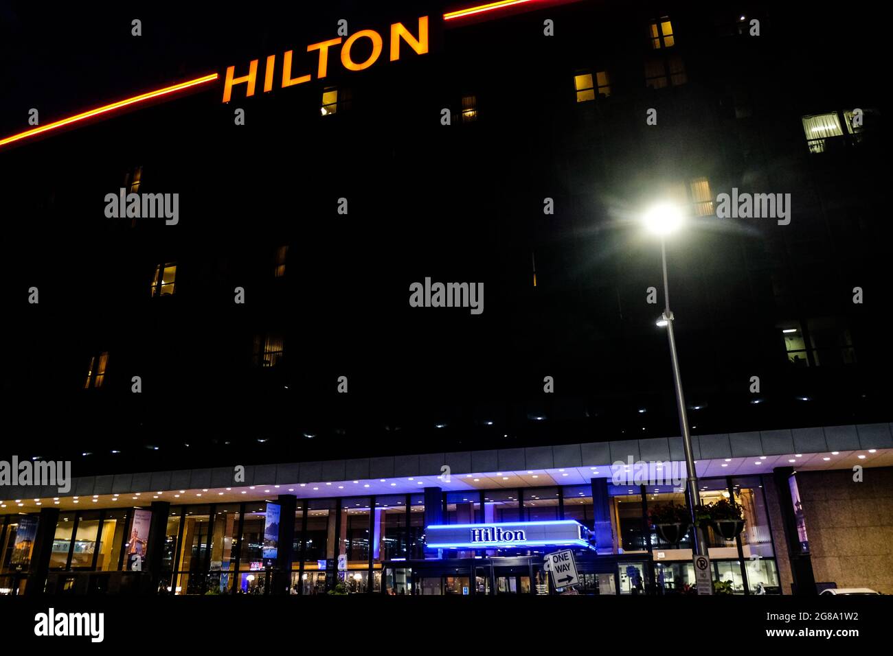 Nachtansicht des Hilton-Logos auf einem Schild auf dem Hilton am O'Hare Airport in Chicago, USA. Stockfoto
