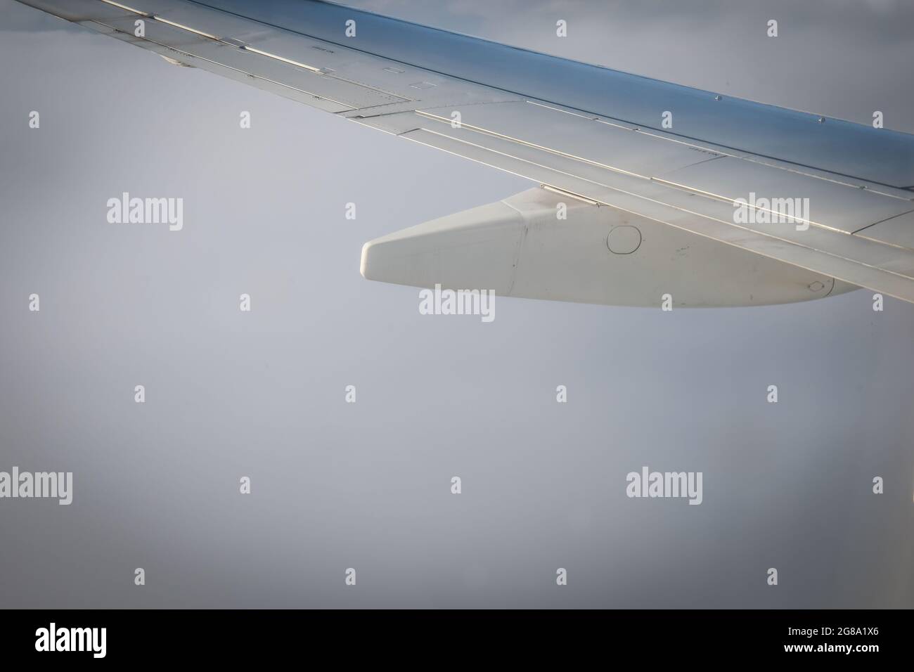 Flugzeugflügel über grauen Wolken, niedrige Decke Stockfoto