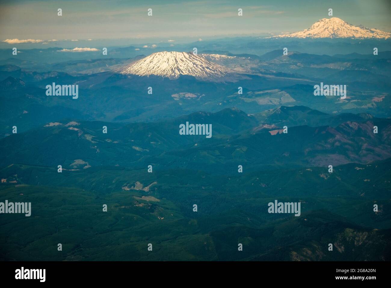 Luftaufnahmen von Mt. St. Helens und Mt. Rainier in den Cascade Mountains des Staates Washington, USA. Stockfoto