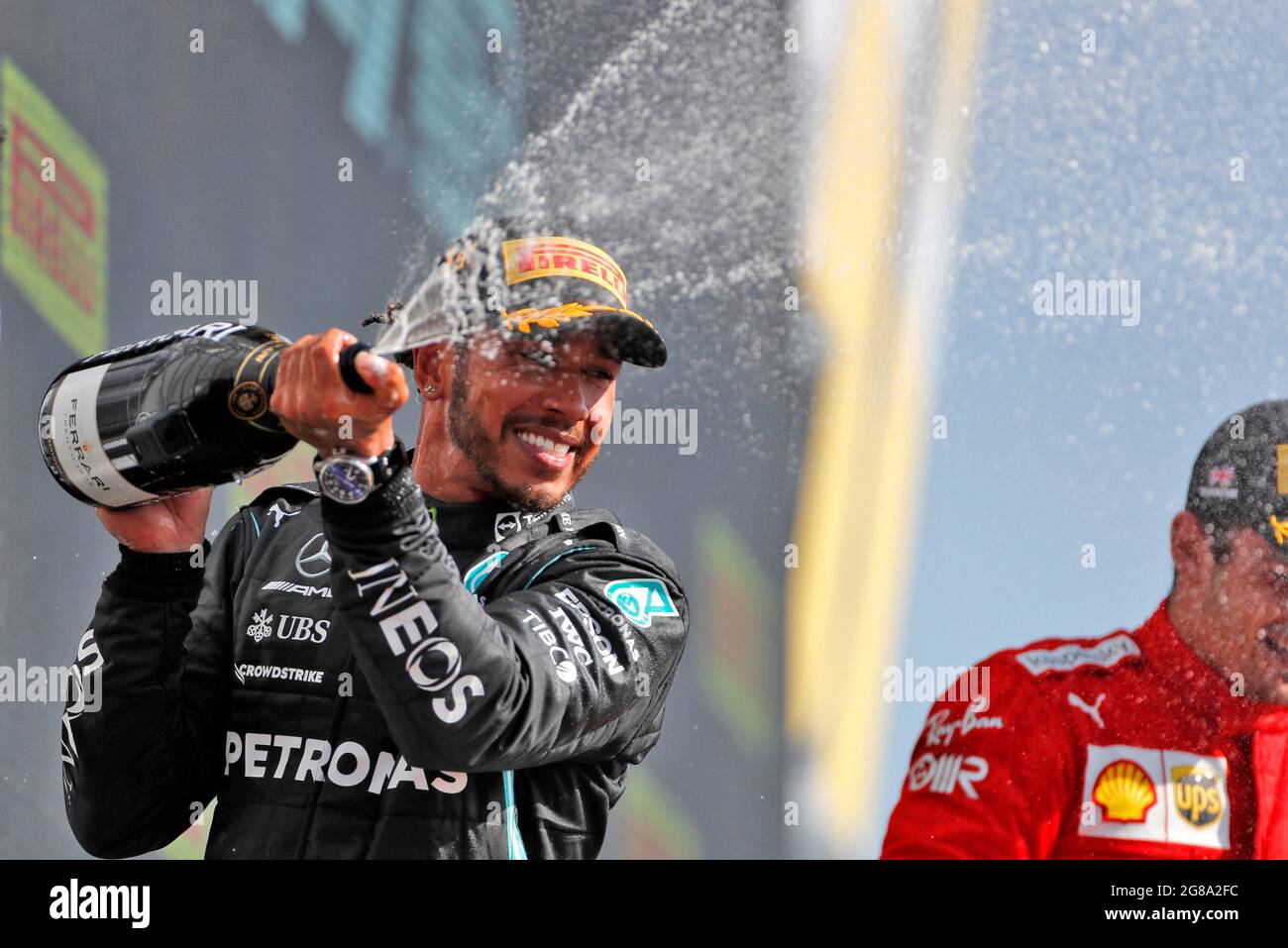 Silverstone, Großbritannien. Juli 2021. Rennsieger Lewis Hamilton (GBR) Mercedes AMG F1 feiert auf dem Podium. Großer Preis von Großbritannien, Sonntag, 18. Juli 2021. Silverstone, England. Quelle: James Moy/Alamy Live News Stockfoto