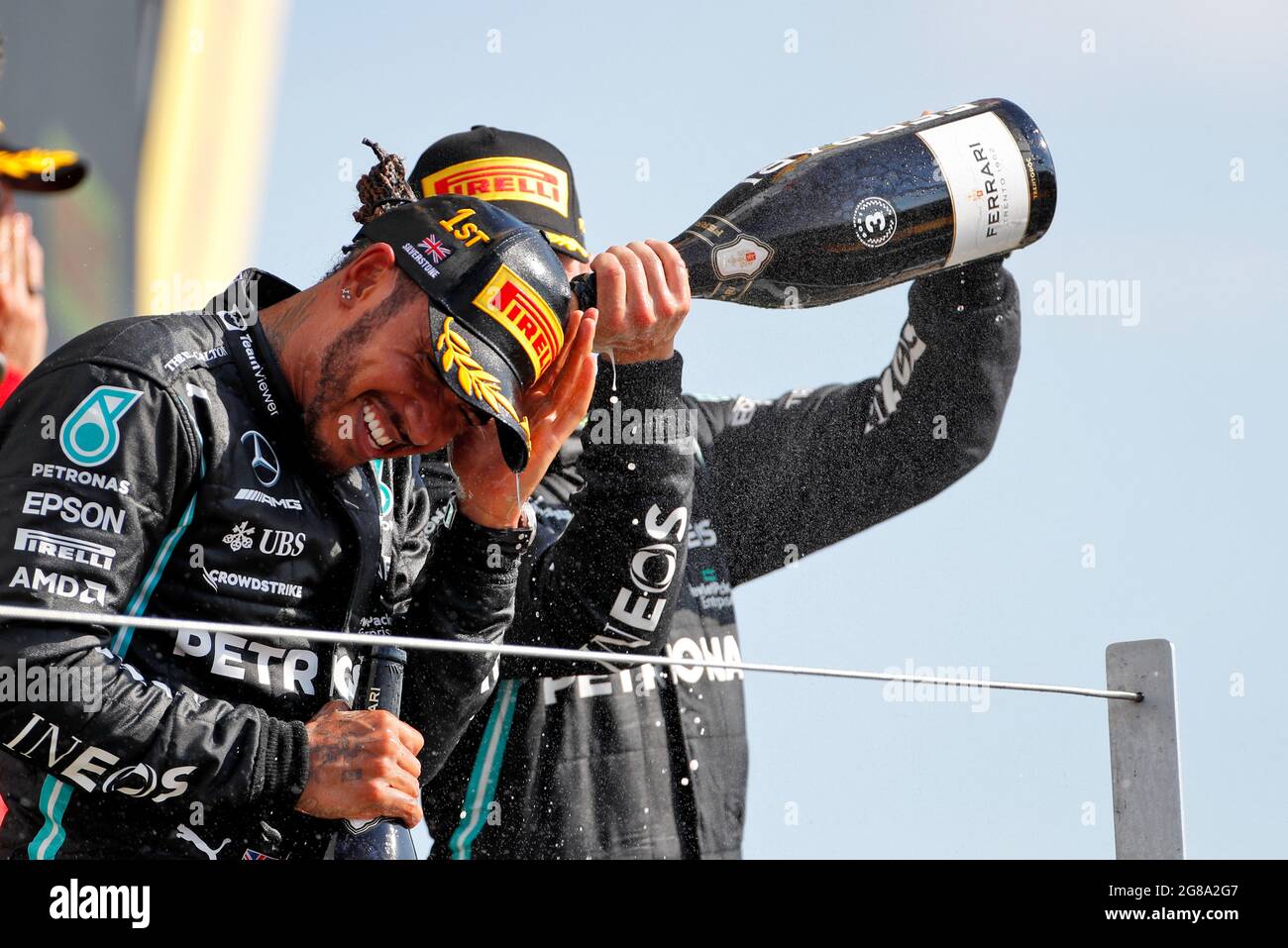 Silverstone, Großbritannien. Juli 2021. Rennsieger Lewis Hamilton (GBR) Mercedes AMG F1 feiert auf dem Podium. Großer Preis von Großbritannien, Sonntag, 18. Juli 2021. Silverstone, England. Quelle: James Moy/Alamy Live News Stockfoto