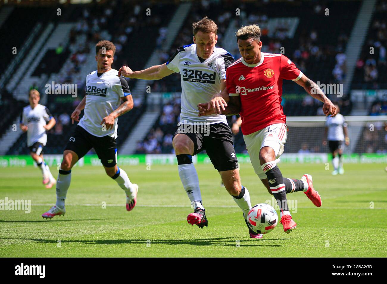 Jesse Lingard #14 von Manchester United versucht, die Herausforderung von Craig Forsyth von Derby County zu schlagen Stockfoto