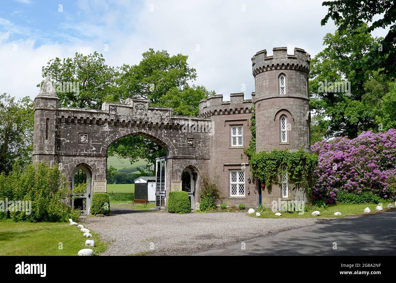 Die aus Steinen gebaute East Gatehouse Lodge aus dem 19. Jahrhundert im gotischen Stil von Schotten bildet einen Eingang zum Monzie Castle von der Gilmerton Seite in Perthshire Stockfoto