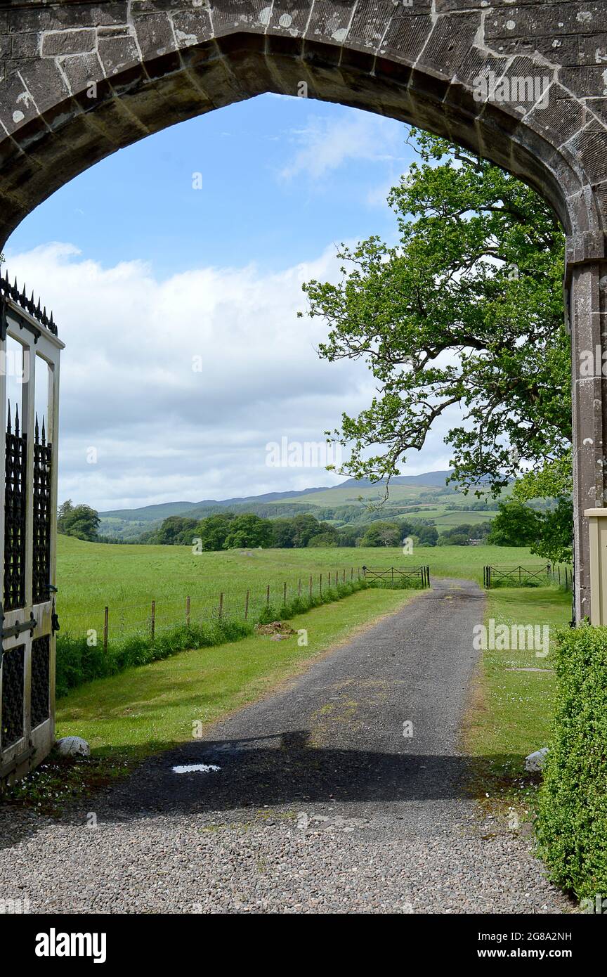 Der Eingang zum Monzie Castle, Perthshire, Schottland durch das gewölbte Portal des East Lodge Torhauses. Stockfoto