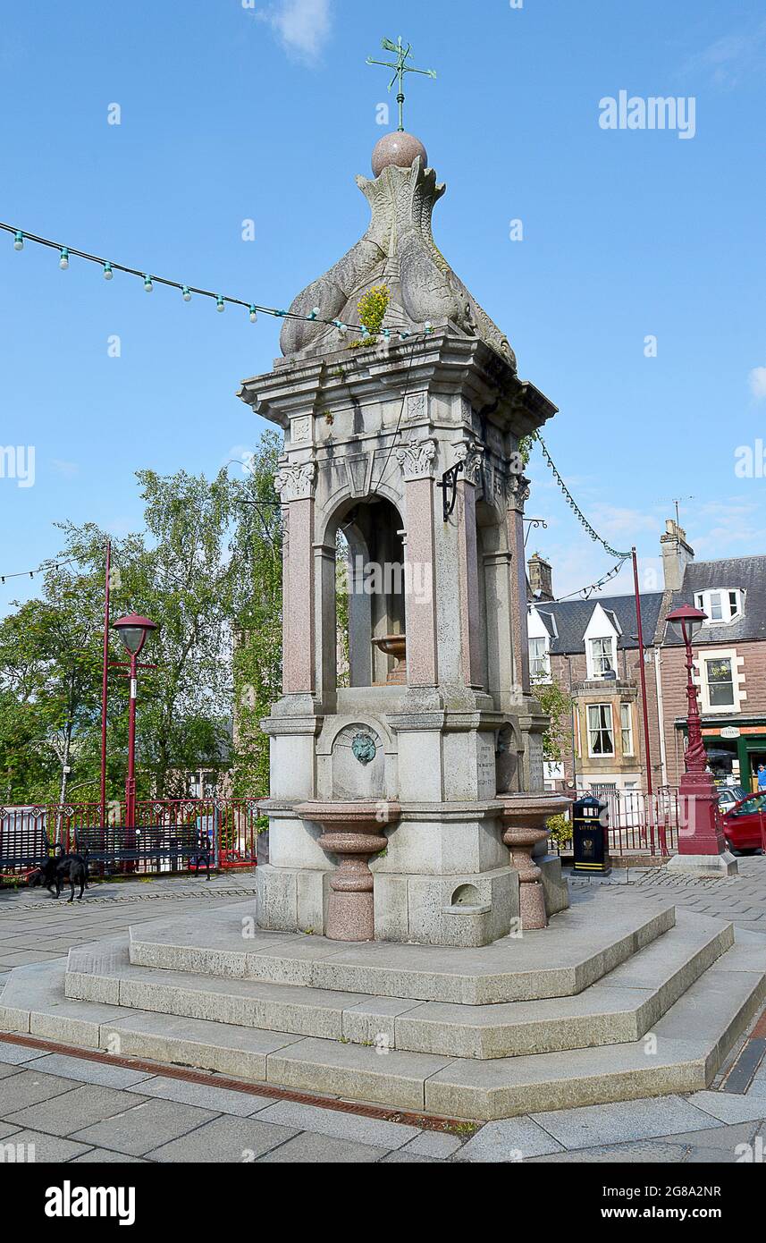 CRIEFF, PERTHSHIRE, SCHOTTLAND - 21. JUNI 2021: Der Murray Fountain auf dem James Square, mit Inschrift von 1893, aber gebaut 1894. Stockfoto