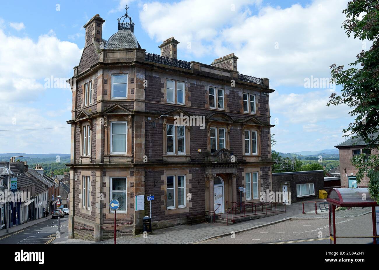 CRIEFF, PERTHSHIRE, SCHOTTLAND - 21. JUNI 2021: Ehemaliges Rathaus, dann Burgh Chambers am James Square im Zentrum der Stadt gelegen und gebaut ca1850. Stockfoto