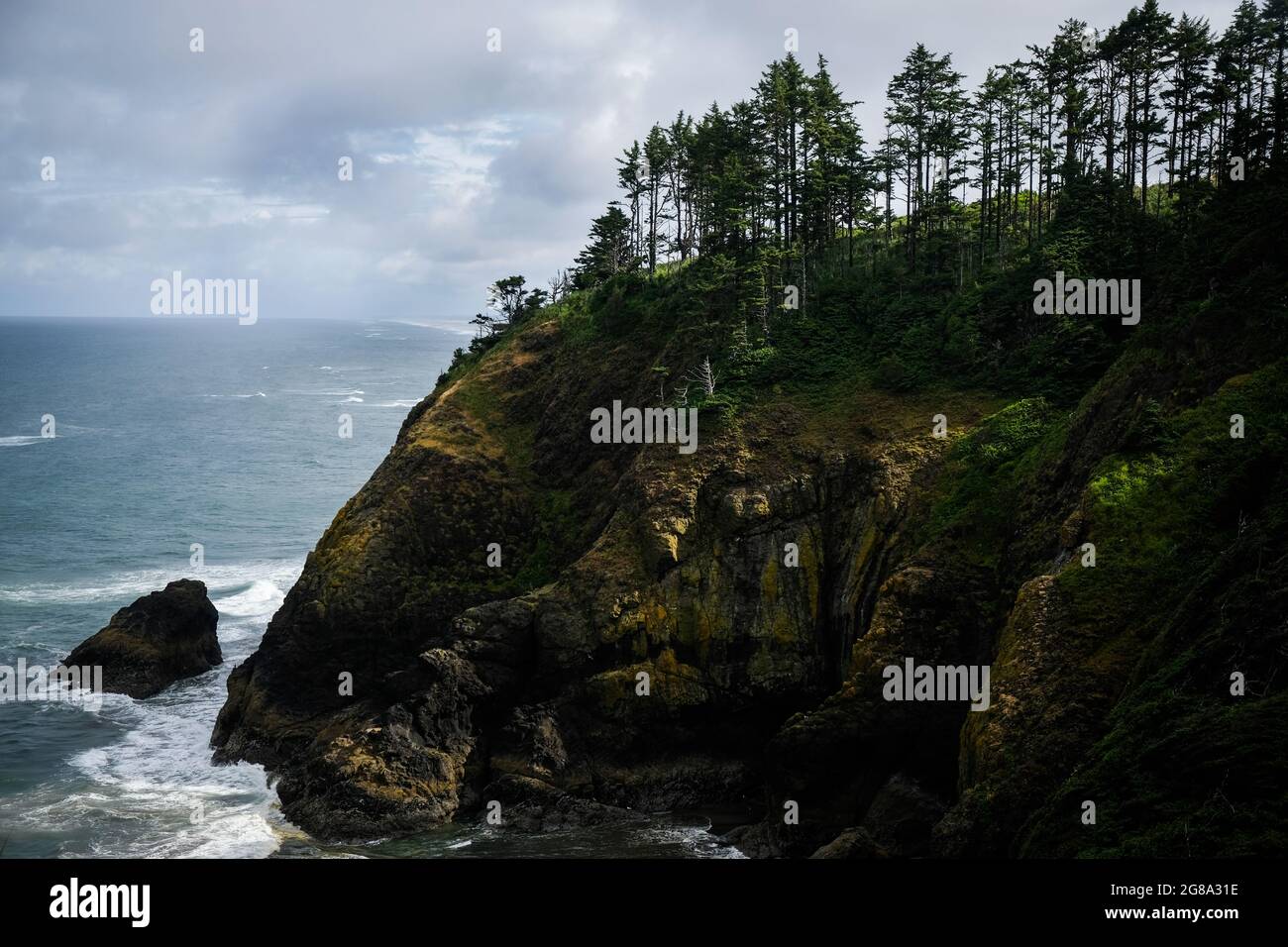 Moody Clouds über dem Pazifik bei Deadman's Cove, Cape Disappointment State Park, Washington State, USA. Stockfoto