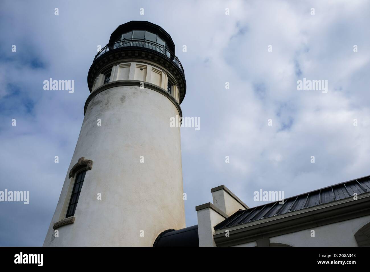 Schöner alter Leuchtturm, Gras, Pazifischer Ozean und Himmel, Küste des Staates Washington, USA, Pazifischer Nordwesten. Stockfoto