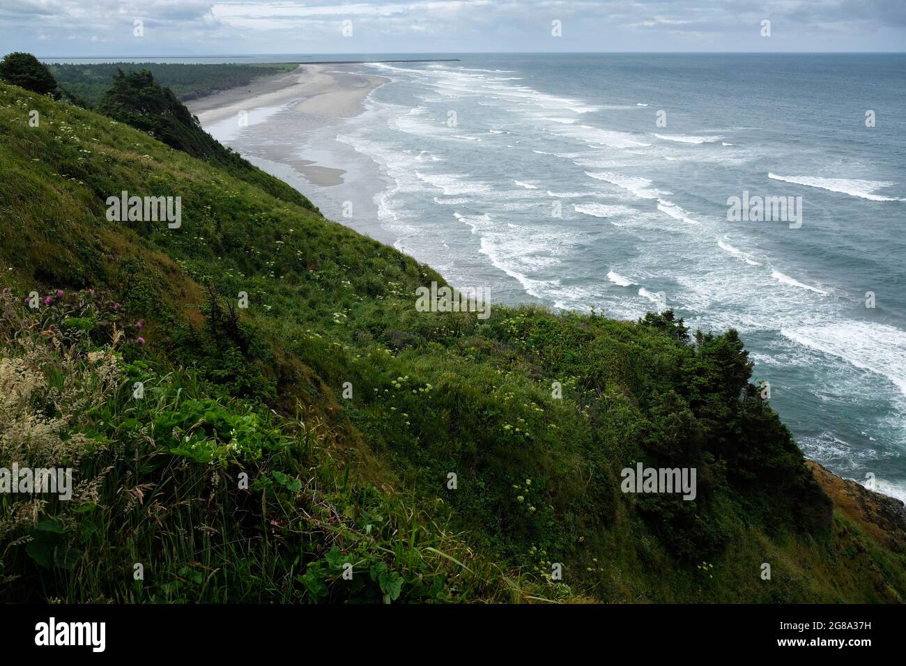 Blick auf den Columbia River, wo er in den Pazifischen Ozean eindringt, Cape Disappointment, Washington, USA. Stockfoto