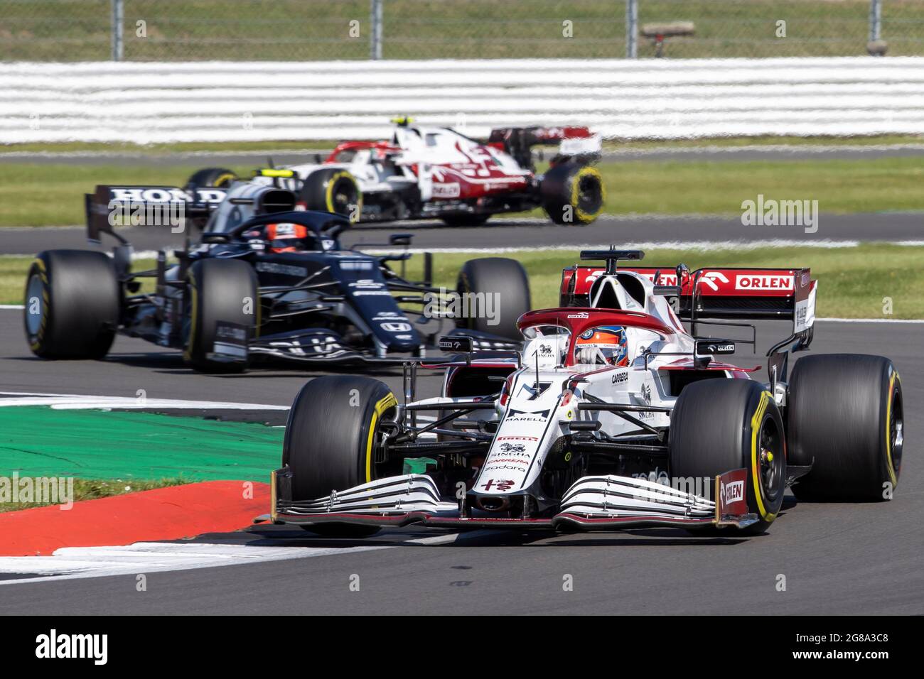 Silverstone Circuit, Silverstone, Northamptonshire, Großbritannien. Juli 2021. Formel 1 großer Preis von Großbritannien, Renntag; Alfa Romeo Racing Orlen-Fahrer Kimi Räikkönen in seinem Alfa Romeo C41 Ferrari 065/6 vor Scuderia Alpha Tauri Honda-Fahrer Pierre Gasly in seinem Alpha Tauri AT02 Honda RA621H Credit: Action Plus Sports/Alamy Live News Stockfoto