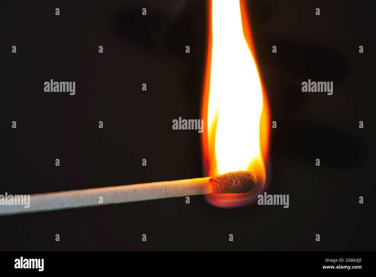 Match brennt heiß auf Schwarz Stockfoto