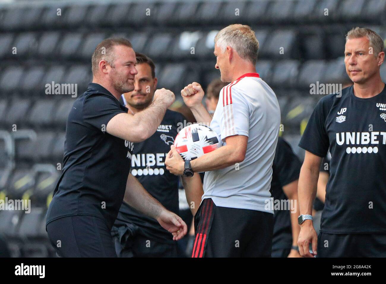 Derby, Großbritannien. Juli 2021. Manchester United Manager Ole Gunnar Solskjaer und Wayne Rooney der Derby County Manager berühren Fäuste am Ende des Spiels in Derby, Großbritannien am 7/18/2021. (Foto von Conor Molloy/News Images/Sipa USA) Quelle: SIPA USA/Alamy Live News Stockfoto