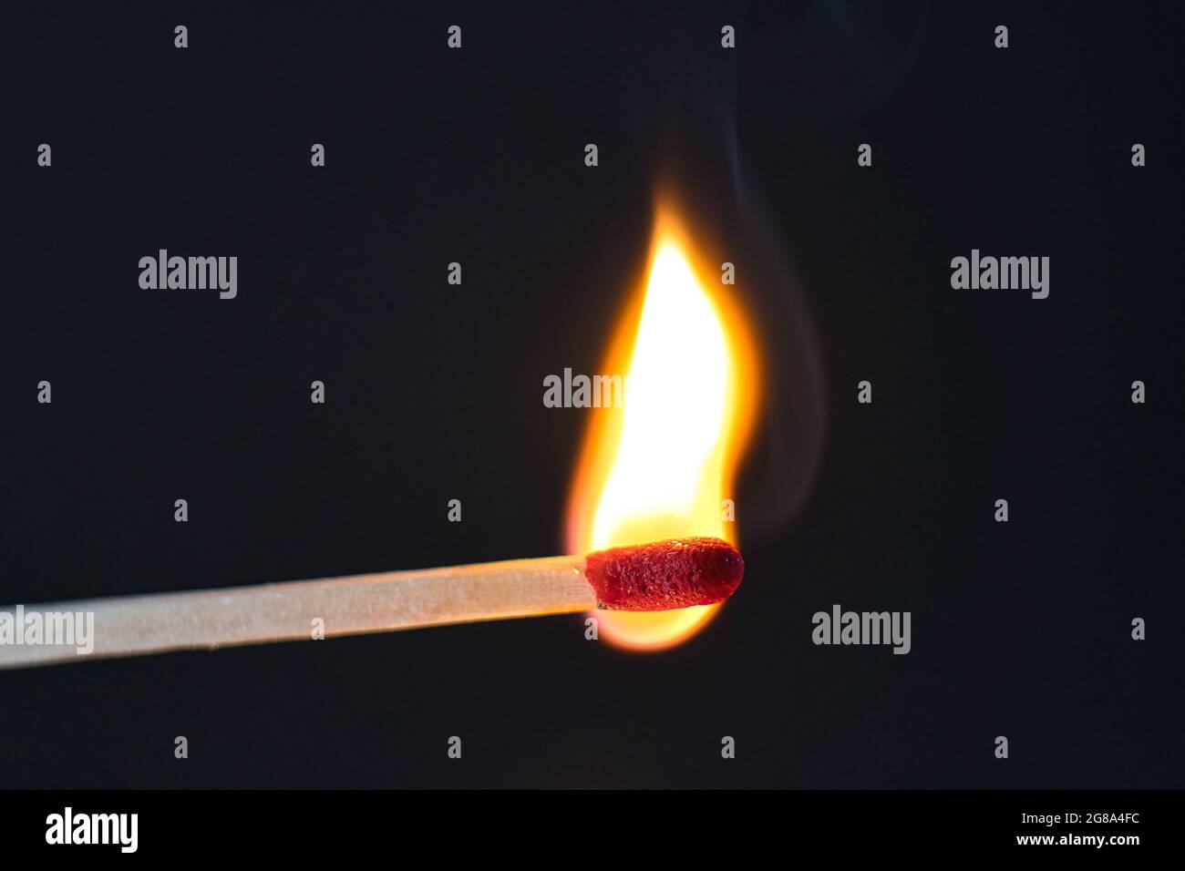 Match brennt heiß auf Schwarz Stockfoto