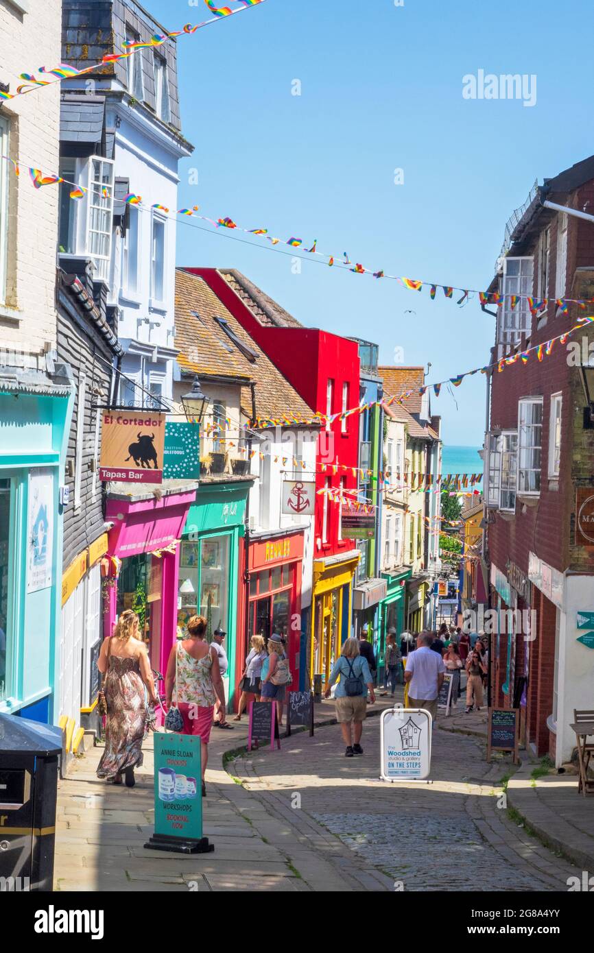 Folkestone, farbenfrohe Geschäfte und Cafés säumen die steile und gepflasterte Old High Street im Creative Quarter, Kent, Großbritannien Stockfoto