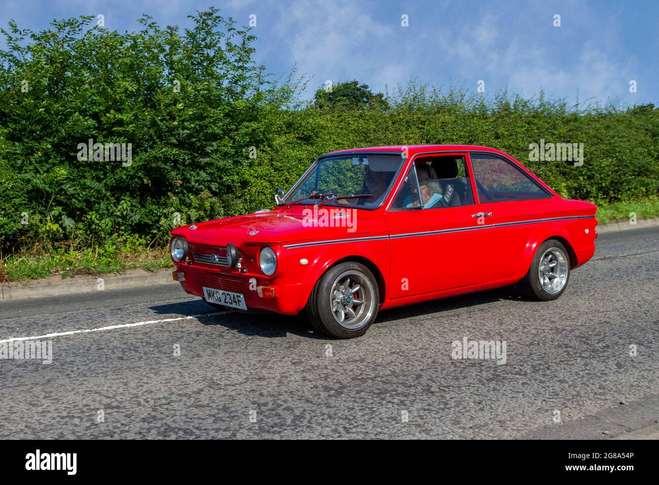 1968 Red Hillman Imp Californian 930 ccm 2dr auf dem Weg zur Capesthorne Hall Classic Car Show im Juli, Ceshire, Großbritannien Stockfoto