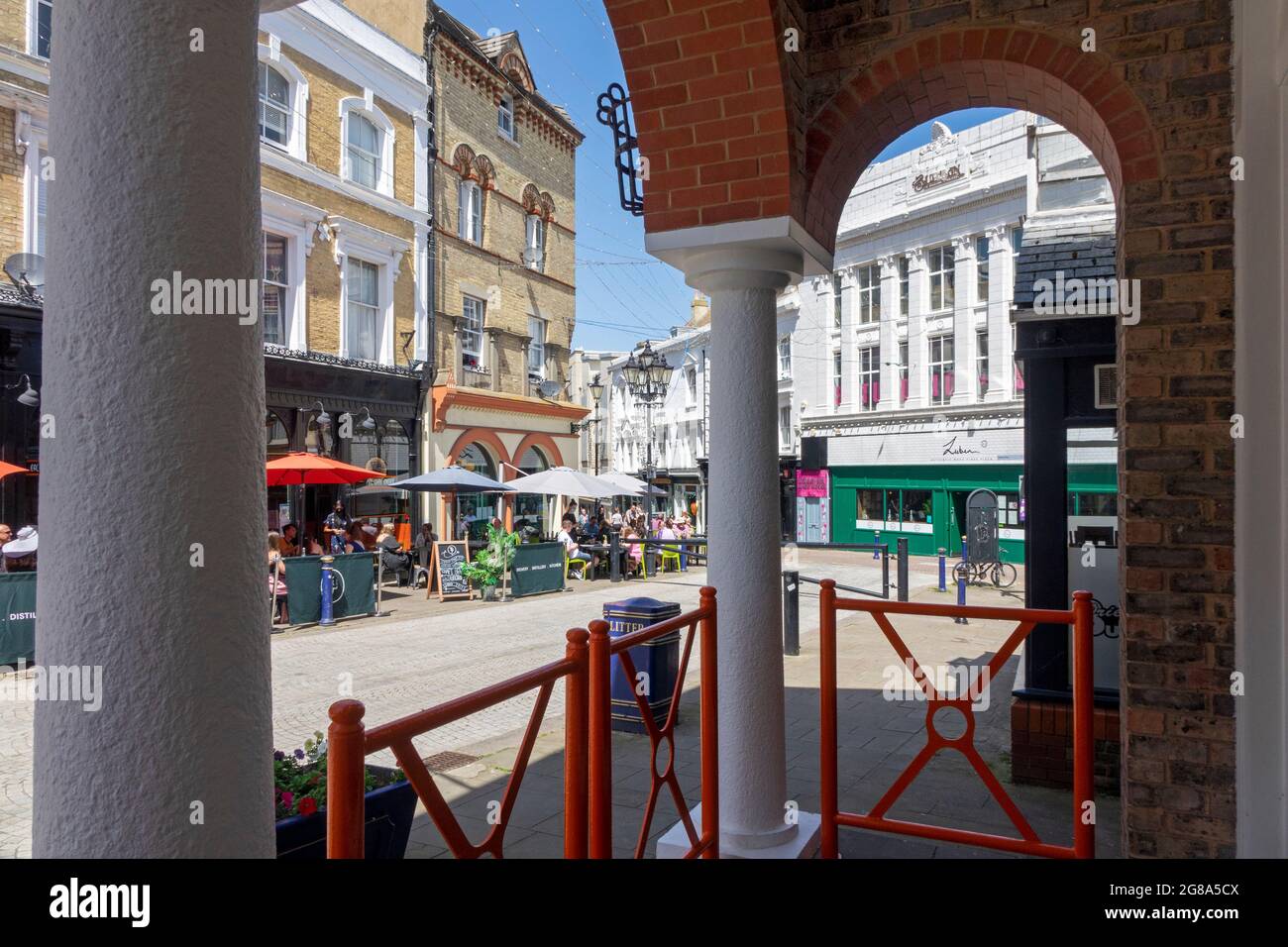 Folkestone, Kent, Großbritannien. Cafés und Restaurant an der Rendezvous Street im Kreativviertel der Altstadt Stockfoto
