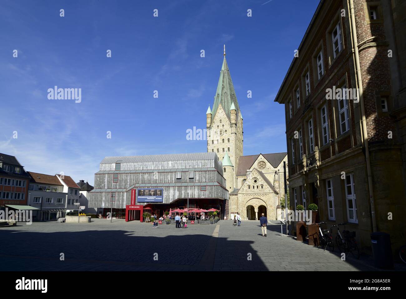 Dom mit Domplatz und Diözesanmuseum in Paderborn, Deutschland, Dom mit