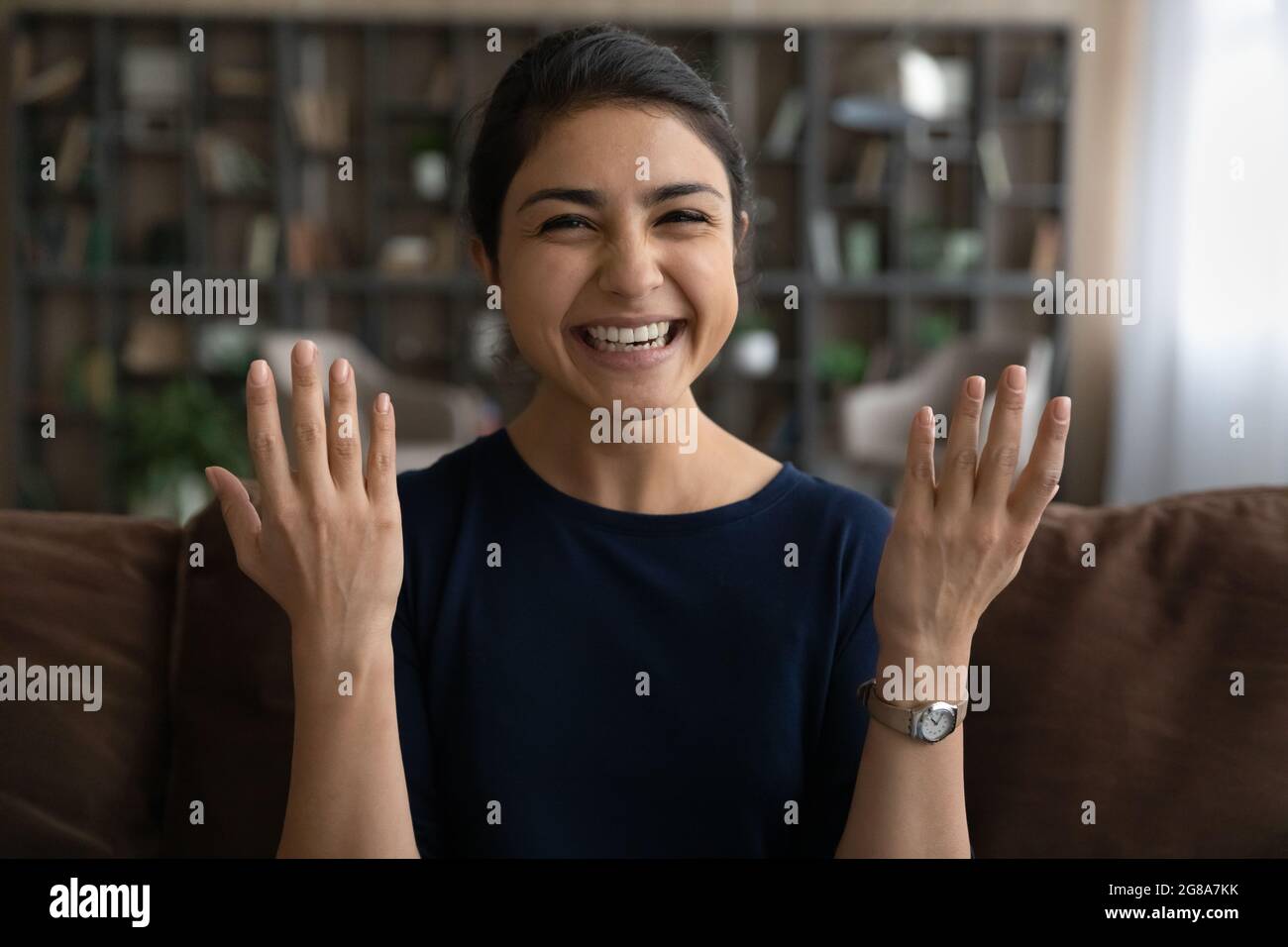 Porträt der lächelnden indischen Frau haben Webcam-Anruf Stockfoto
