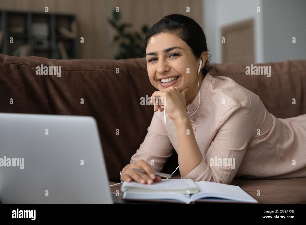 Porträt einer glücklichen indischen Frau zu Hause online studieren Stockfoto