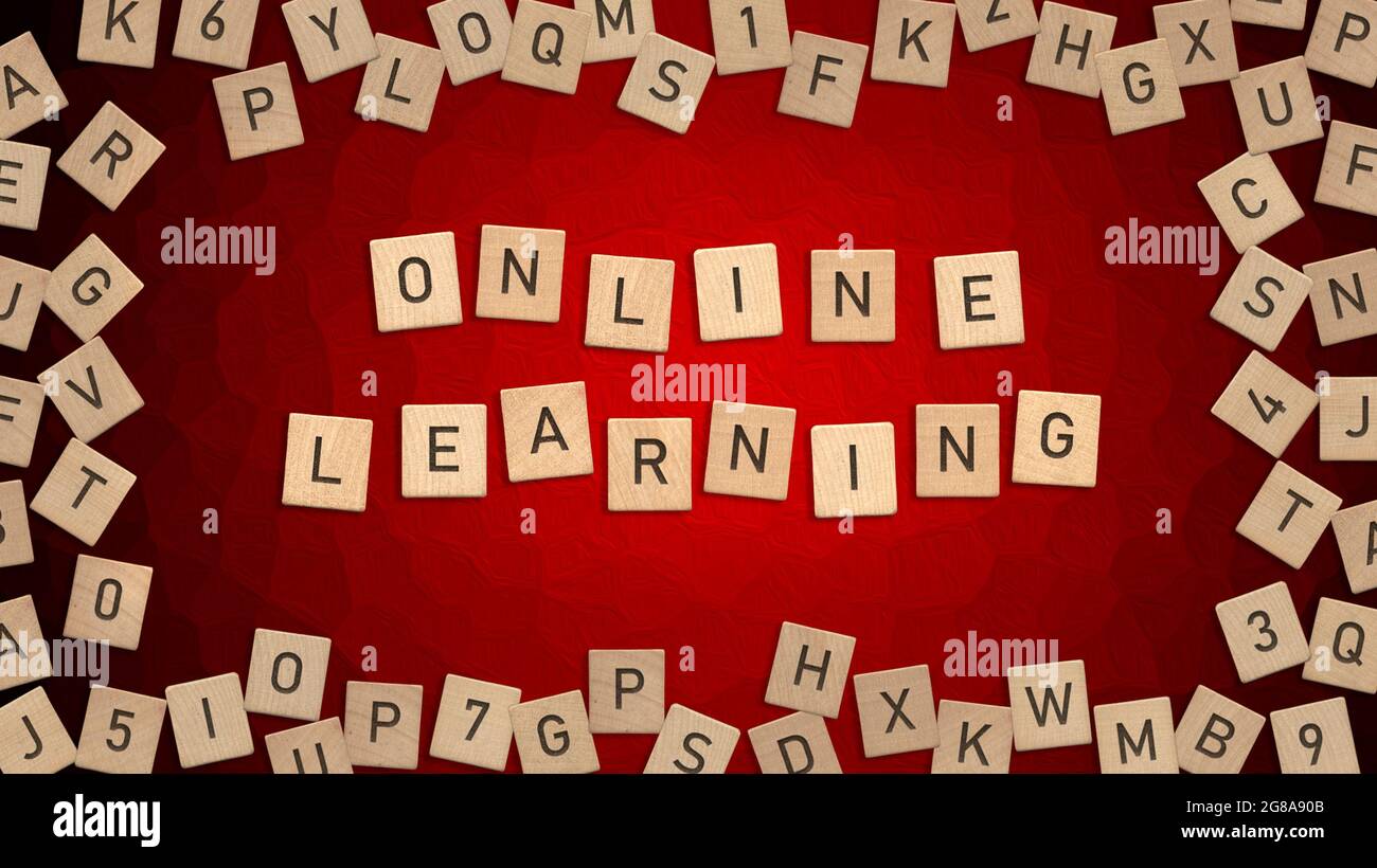 Draufsicht auf Word Online Learning geschrieben mit Holzbuchstaben mit verstreuten Buchstaben im Hintergrund Stockfoto