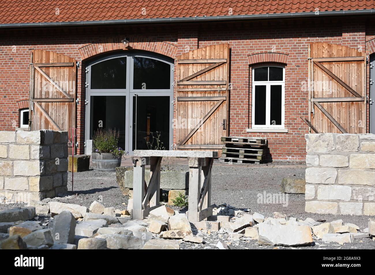 Stilvolle Renovierung eines alten Bauernhofes mit dem Bau einer rustikalen Gartenmauer aus Sandstein Stockfoto