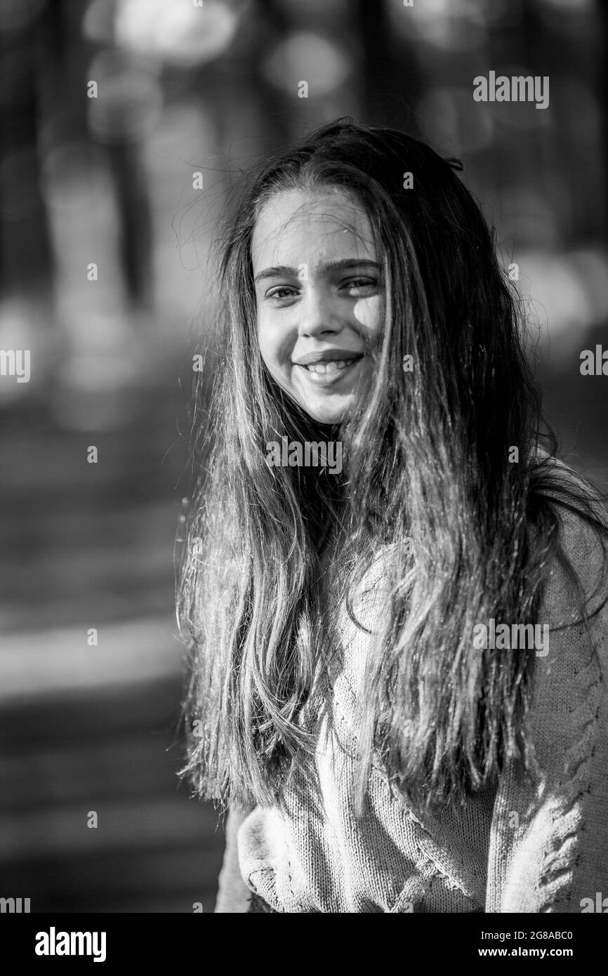 Porträt eines Teengirls im Park. Schwarzweiß-Foto. Stockfoto