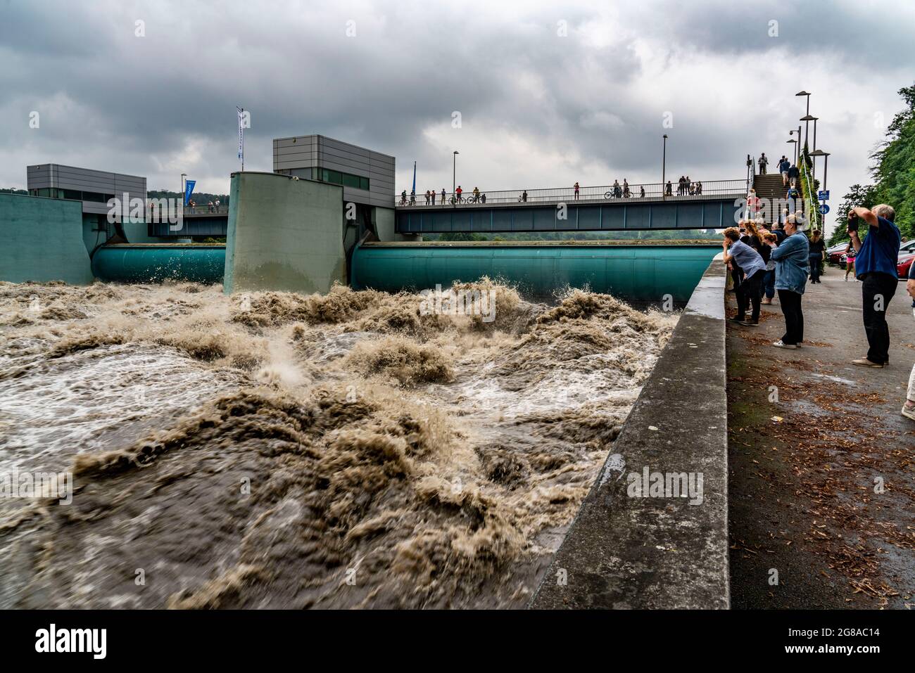 Wehr des Baldeneysee in Essen, die Wassermassen brüllen durch die offenen Wehre, Hochwasser an der Ruhr, nach langen heftigen Regenfällen kam der Fluss aus mir heraus Stockfoto