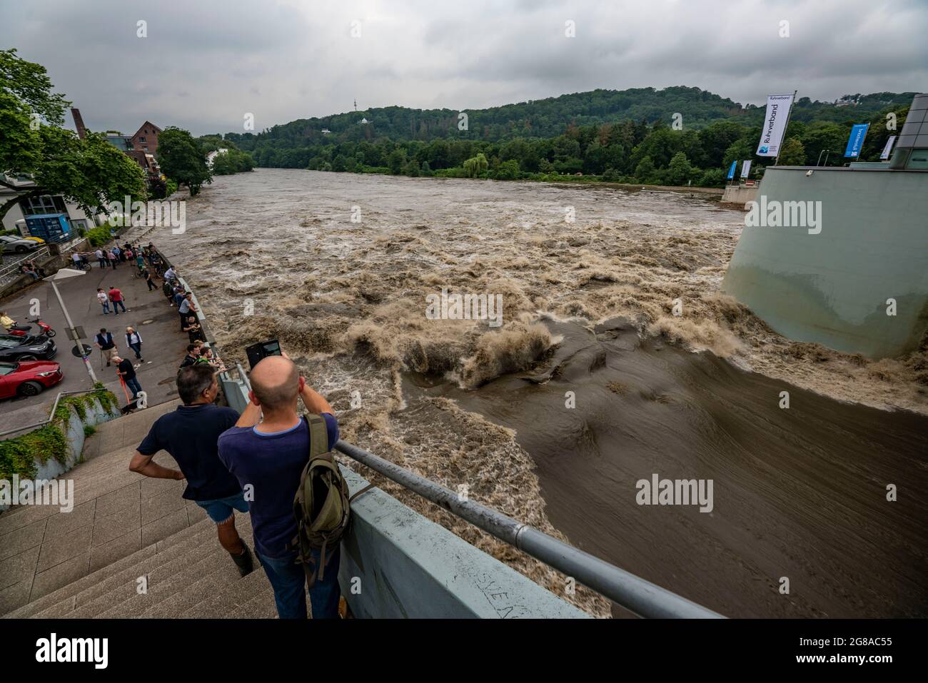 Wehr des Baldeneysee in Essen, die Wassermassen brüllen durch die offenen Wehre, Hochwasser an der Ruhr, nach langen heftigen Regenfällen kam der Fluss aus mir heraus Stockfoto