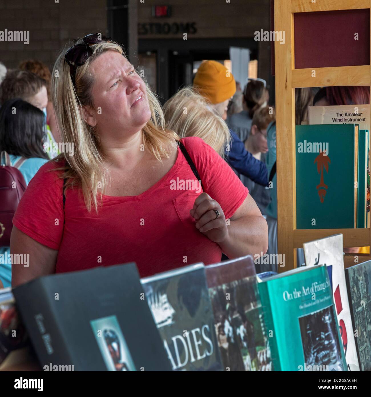 Detroit, Michigan, USA. Juli 2021. Das jährliche Detroit Festival of Books kehrte nach einem Jahr nach der Pandemie wieder auf den Eastern Market zurück. Die Veranstaltung ist das größte Buchfestival in Michigan. Kredit: Jim West/Alamy Live Nachrichten Stockfoto