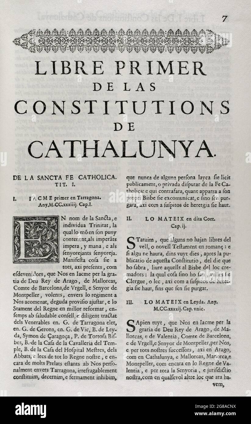 Constitutions y Altres Drets de Cathalunya, compilats en virtut del Capítol de Cort LXXXII, de las Corts per la S.C.Y.R. Majestat del rey Don Philip IV, nostre senyor celebradas en la ciutat de Barcelona any MDCII. (Verfassungen und andere Rechte Kataloniens, die gemäß dem Gerichtskapitel LXXXII der Gerichte unter dem Vorsitz von Philip V. erstellt wurden und die in der Stadt Barcelona abgehalten wurden. L 1702, S. Erster Band. Gedruckt im Haus von Joan Pau Martí und Joseph Llopis Estampers, 1704. Erstes Buch. Aus den Konstitutionen Kataloniens. Über Den Heiligen Katholischen Glauben. König James I. (1208-1276) präsidiert Tarrago Stockfoto