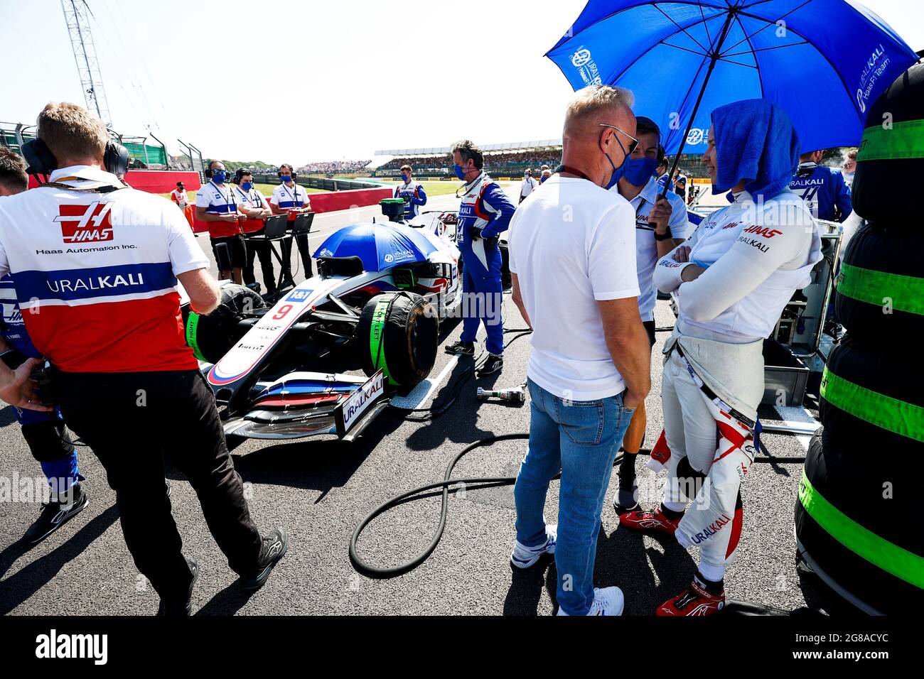 Silverstone, Großbritannien. Juli 2021. Nikita Mazepin (RUS) Haas F1-Team mit seinem Vater Dmitri Mazepin (RUS) Uralchem Vorsitzender am Start. Großer Preis von Großbritannien, Sonntag, 18. Juli 2021. Silverstone, England. FIA Pool Bild nur für redaktionelle Verwendung Kredit: James Moy/Alamy Live News Stockfoto
