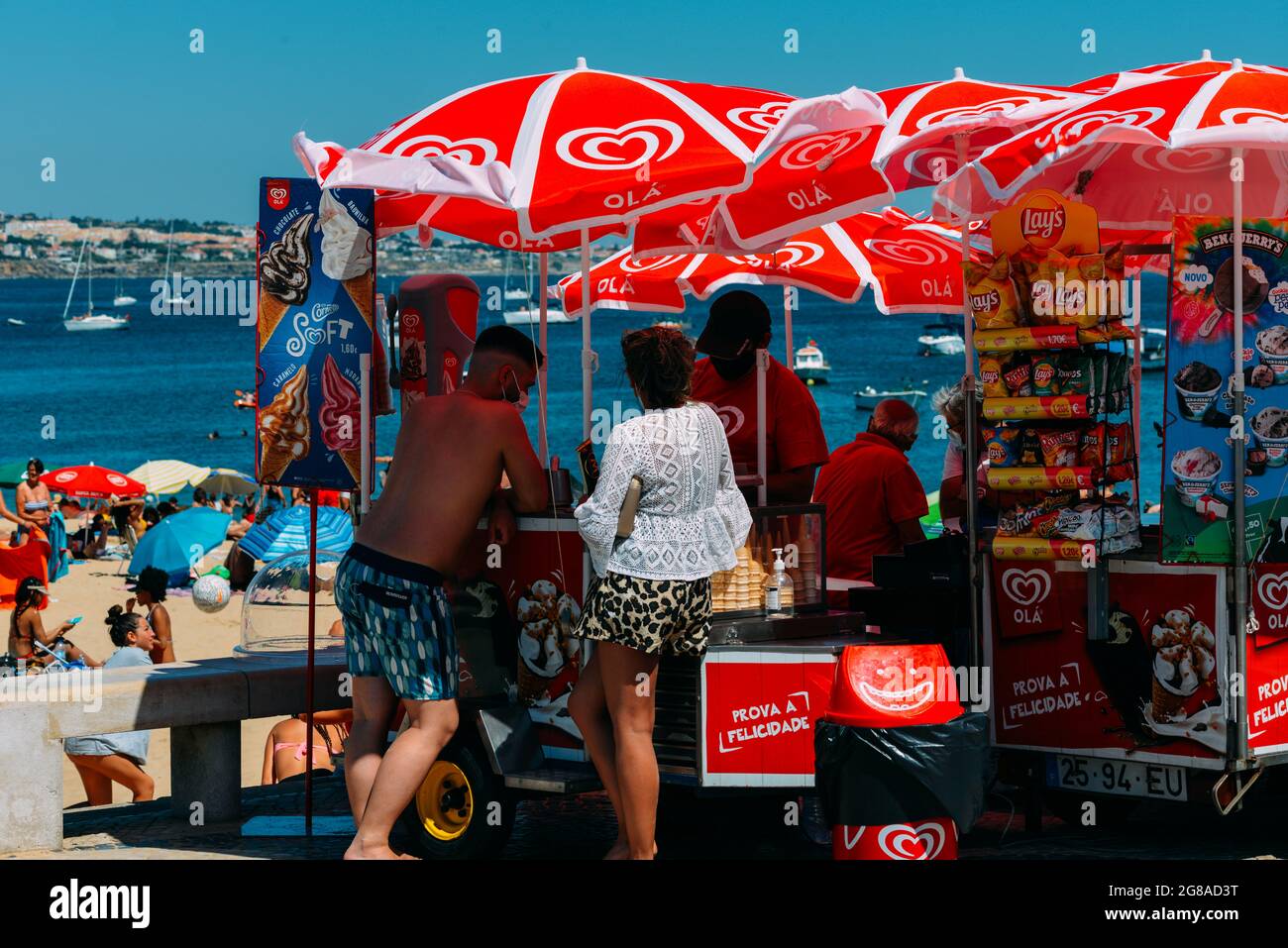 Badegäste genießen einen angenehmen Tag am Strand von Ribeira in Cascais, der Metropolregion Lissabon, Portugal Stockfoto