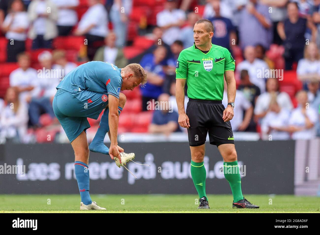 Kopenhagen, Dänemark. Juli 2021. Mathias Ross (4) von Aalborg Boldklub beim 3F Superliga-Spiel zwischen dem FC Kopenhagen und Aalborg Boldklub in Telia Parken in Kopenhagen mit Schiedsrichter Mads-Kristoffer Kristoffersen gesehen. (Foto: Gonzales Photo/Alamy Live News Stockfoto