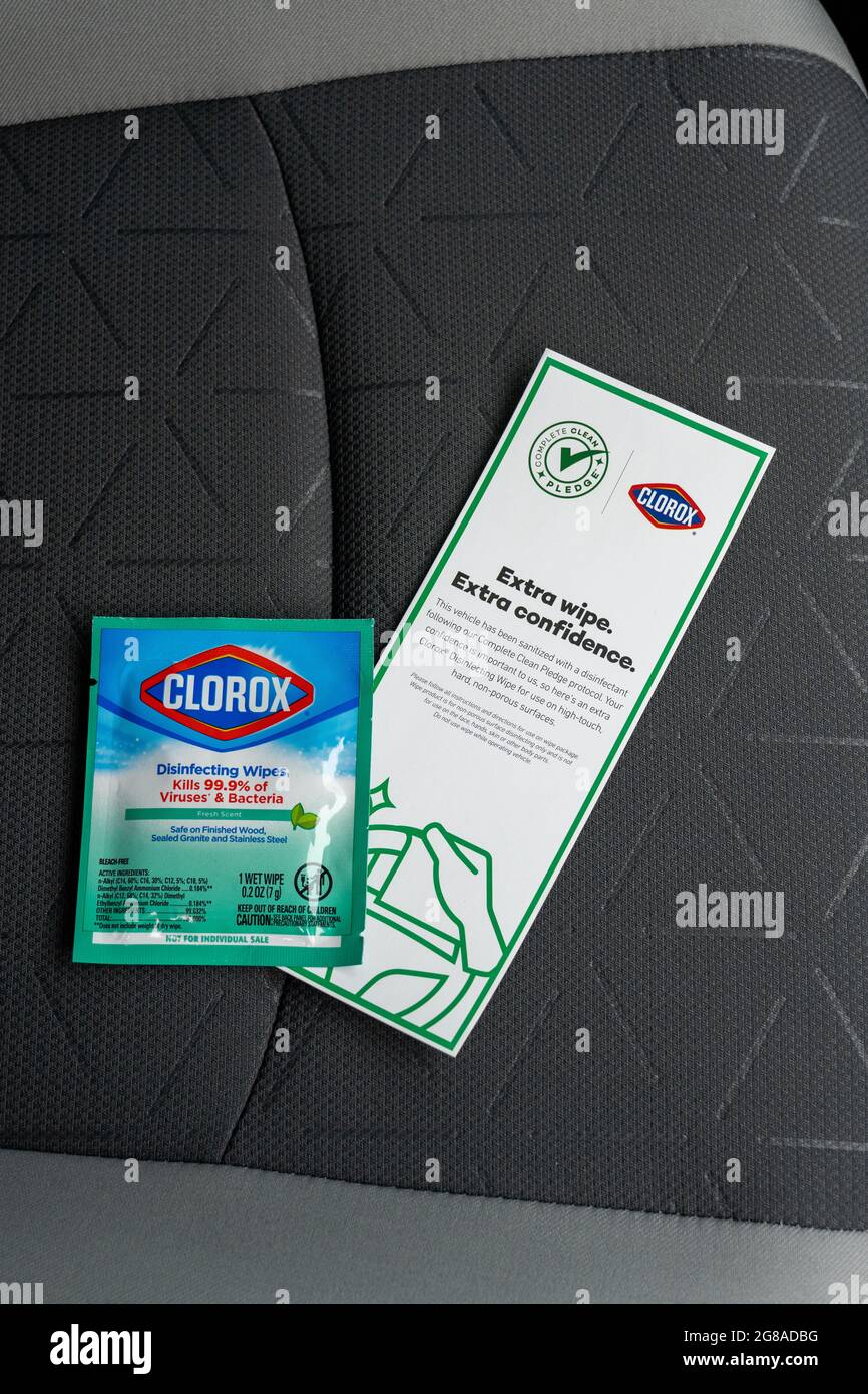 Branson, MO - 11. Juni 2021: Clorox Desinfektionstuch, Einzelpackung und ein „komplettes Clean Pledge“ auf dem Sitz eines Mietwagens. Stockfoto