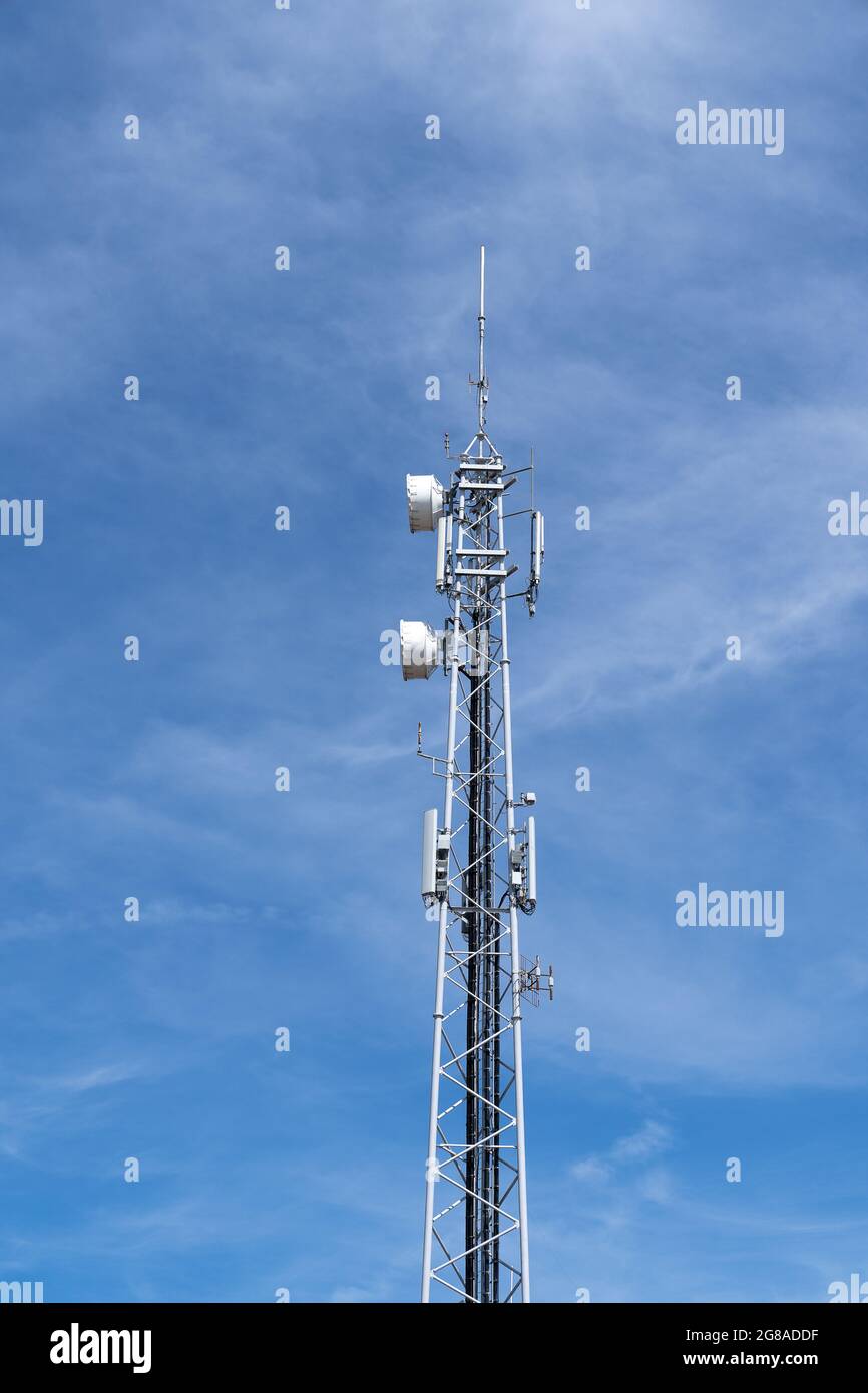 Ein moderner Funk-Telekommunikations-Tower-Antennensender oder -Empfänger für die Übertragung von 4G- oder 5G-Mobiltelefonen, Fernsehern und i. Stockfoto