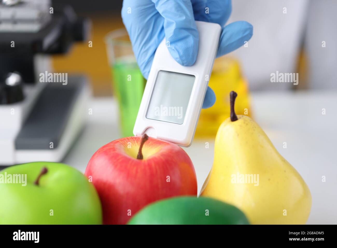 Nitrattester für Obst und Gemüse verwenden Stockfoto