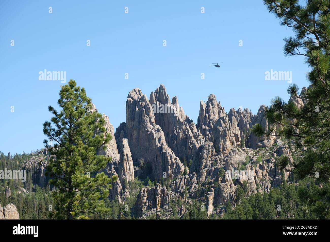 Hubschrauber fliegt über Needles Highway, Black Hills, South Dakota, USA. Stockfoto