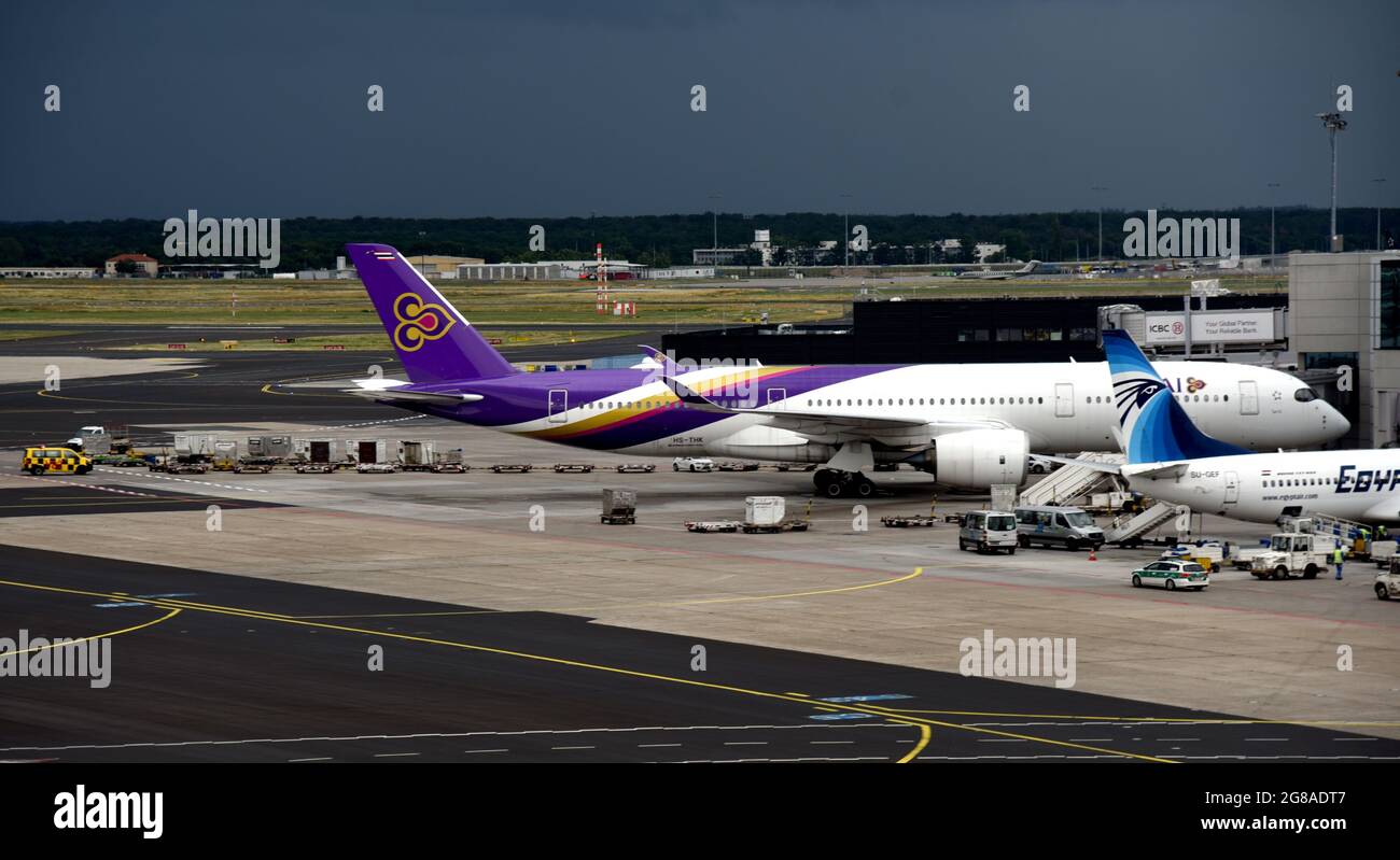 Thai Airways Frankfurt Flughafen Check In Schalter Frankfurt terminal -Fotos und -Bildmaterial in hoher Auflösung – Alamy