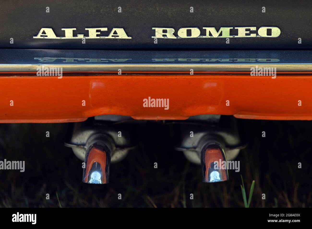 Dunaujvaros, Ungarn - 07 17 2021: Das hintere Ende eines alten Alfa Romeo auf der Alfacity Carshow. Stockfoto