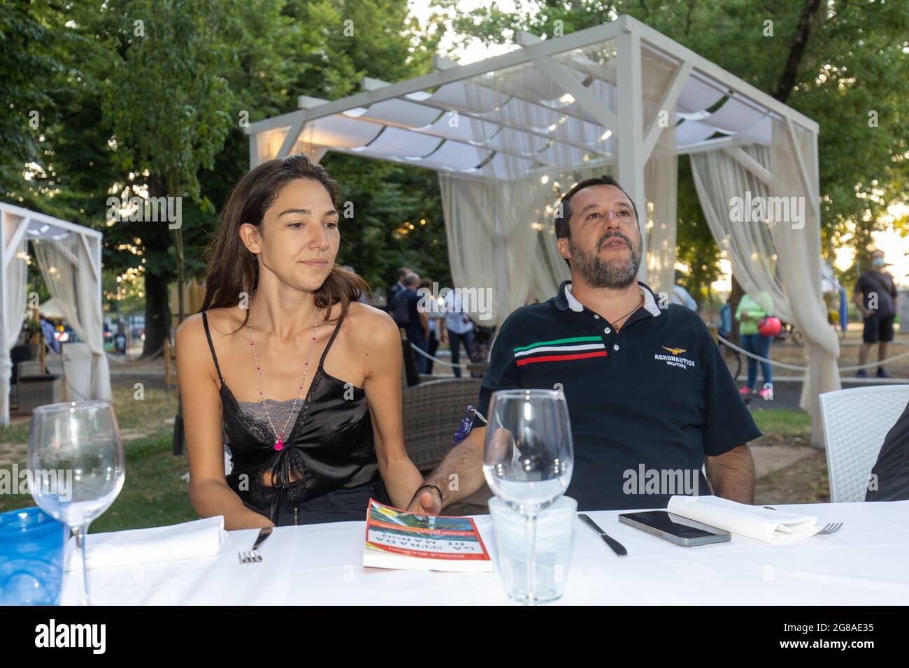 Ferrara, Den 18. Juli 2021. Matteo Salvini, der Anführer der Lega-Partei, küsst seine Freundin, Frau Ferrara, Italien. Kredit: Filippo Rubin / Alamy Live Nachrichten Stockfoto