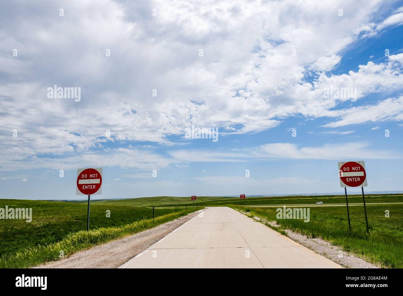 Am Rastplatz der Interstaate 90, South Dakota, USA, keine Schilder mit LKW-Verkehr im Hintergrund auf der Interstate Highway betreten. Stockfoto