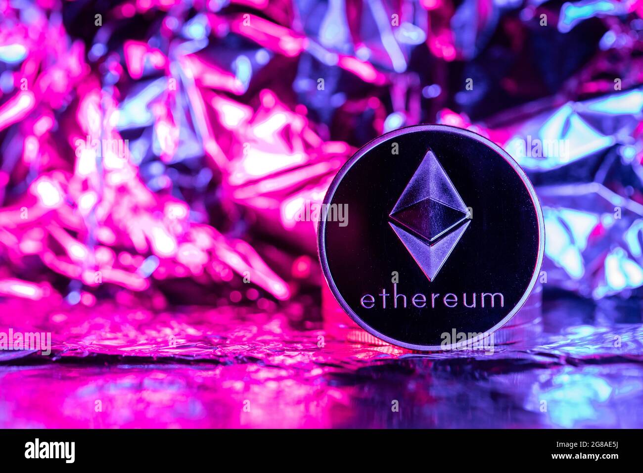 Ethereum Kryptowährung, physische Münze vor einem abstrakten Hintergrund Stockfoto