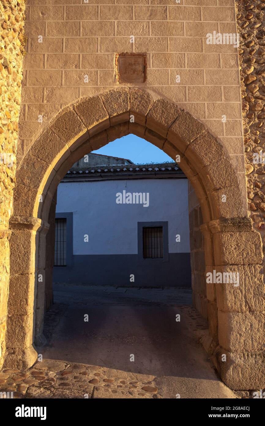 Galisteo, eine wunderschöne ummauerte Stadt aus dem Alagon Valley. Puerta de la Villa, westliche Umzäunung. Extremadura, Spanien Stockfoto