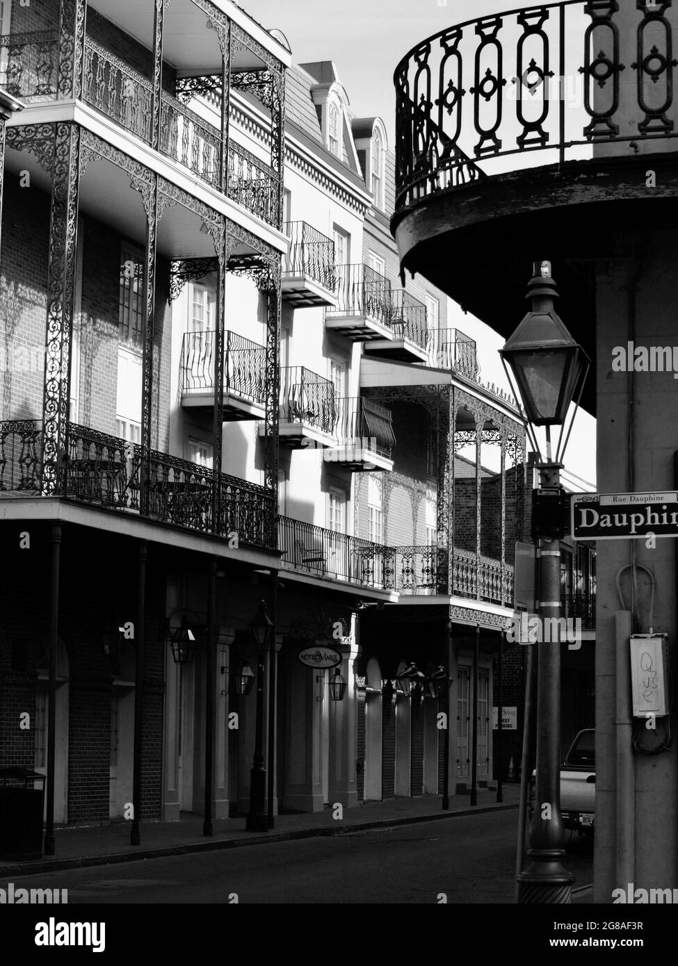 Dauphine Street (Rue Dauphine) im französischen Viertel von New Orleans, Louisiana, und seine exquisiten schmiedeeisernen Balkone. Stockfoto