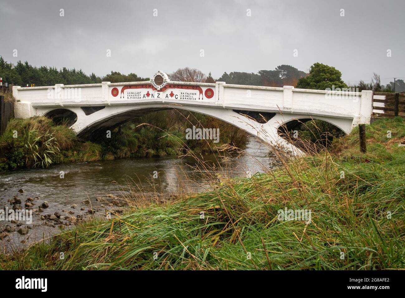 Kaiparoro, Wairarapa, Neuseeland, Juni 25 2021:die historische Brücke von Kaiparoro wurde 1922 von Alfred Falkner als Erinnerung an die Verstorbenen erbaut Stockfoto