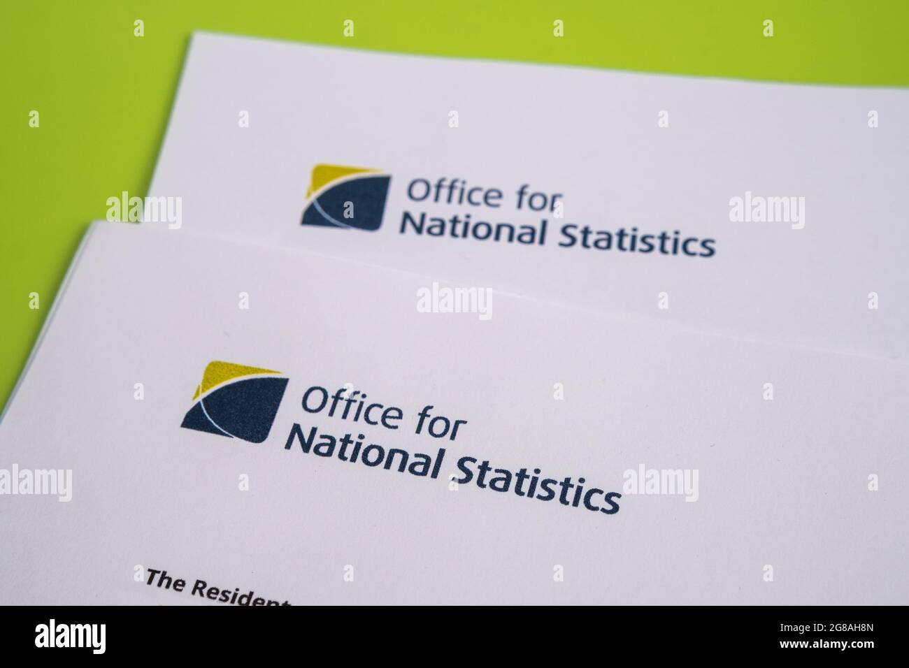 Echte Briefe des Office for National Statistics (ONS), die einriefen, an einer Umfrage teilzunehmen. Stafford, Großbritannien, Juli 18 2021. Stockfoto